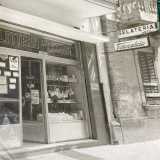 Il signore ci mostra infatti delle foto d�epoca che ritraggono il vecchio negozio con tanto di insegna che affiancava la parola �Gelateria� a �Totocalcio� e con le vetrine che da un lato pubblicizzavano il gioco e dall�altro esponevano scamorze e uova